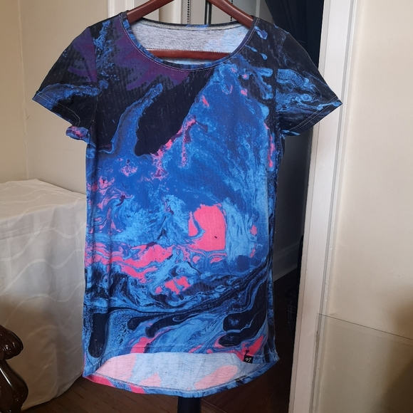 3/$20 Nuvango hip length short-sleeve top - Picture 3 of 8